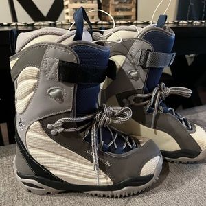 Salomon snowboarding boots Women’s size 6